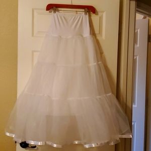 David's Bridal tulle veil and petticoat slip(new)
